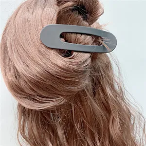 Minimalist hollow hair claw clip large matte black acrylic hair accessories for women.