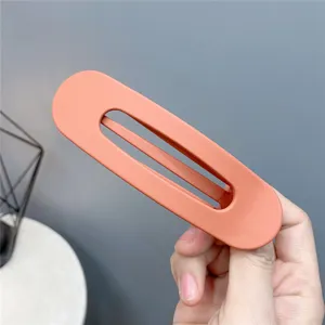 Simple minimalist hollow hair claw clip acrylic geometric hairpin for women daily makeup styling.