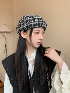 Berretto a quadri nero e bianco da donna, cappello vintage con logo V, stile elegante.