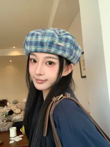 Béret à carreaux rétro japonais doux pour femmes, chapeau de peintre d'automne fin avec badge.