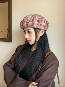 Béret à carreaux rétro japonais doux pour femmes, chapeau léger de printemps et d'automne chic.