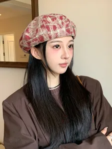 Vue détaillée du béret à carreaux style rétro japonais, couvre-chef d'hiver texturé doux pour femmes.