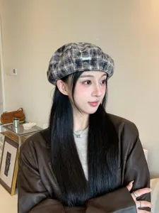 Vue détaillée béret à carreaux femme, style rétro japonais doux, accessoire de mode élégant.