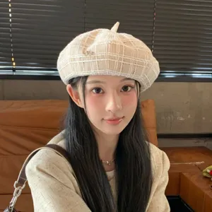 Cappello berretto a quadri chic da donna, stile coreano vintage, accessorio moda elegante.