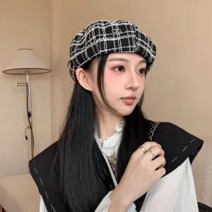 Cappello berretto a quadri nero bianco donna stile retro chic con logo in metallo