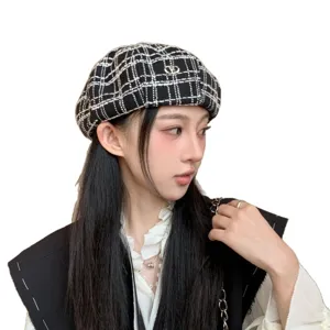 Classico berretto in tweed nero e bianco da donna, elegante cappello da pittore in stile retrò.
