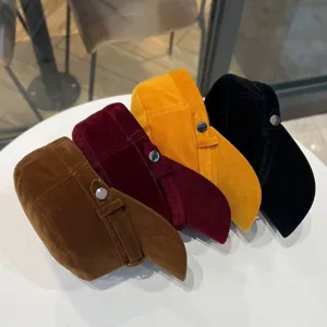 Gedetailleerd retro ribfluwelen platte petten voor dames in vier mooie winterkleuren.