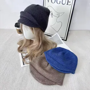 Vista detallada del gorro de punto con doble ala, color sólido para invierno cálido.