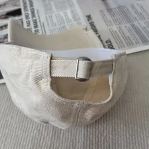 Casquette de baseball unie en coton lavé avec boucle métallique réglable détail.