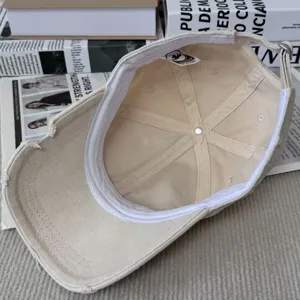 Vue de détail rapprochée montrant la structure intérieure et la sangle réglable de la casquette.
