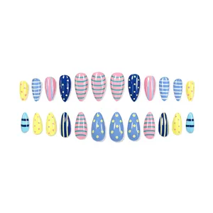 Faux ongles colores style dopamine amande moyenne avec de jolis motifs de rayures et pois.