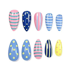 Vue detaillee de faux ongles en amande avec des rayures et pois colores style dopamine.