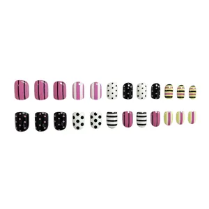 Kit d'ongles press-on carrés courts au style doux et cool, rayures roses et motifs à pois.