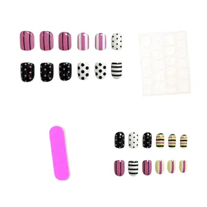Kit de faux ongles carrés courts avec motifs de rayures et pois mignons, inclus languettes adhésives.
