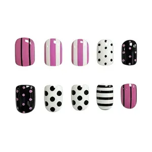 Faux ongles carrés courts avec motifs chics de rayures et pois roses, noirs et blancs.