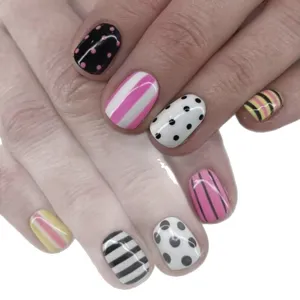 Faux ongles courts carrés avec des rayures colorées et des pois blancs tendance.
