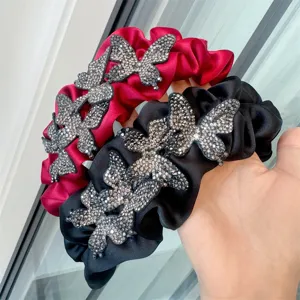 Detailansicht des Satin Strass Schmetterling Haarreifs, elegantes Haaraccessoire neu.