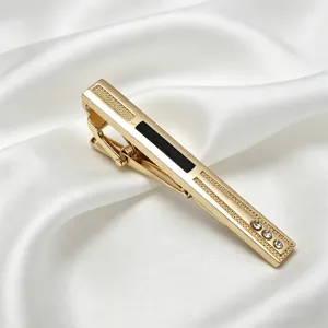 Pince à cravate dorée pour homme avec incrustation d'émail noir et strass étincoyants élégants.