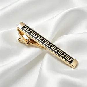 Pince à cravate dorée pour homme avec motif grec en émail noir élégante et classique.