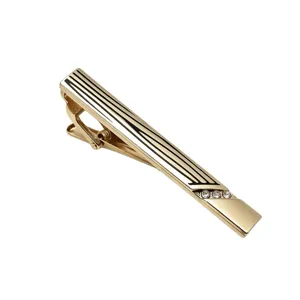 Pince à cravate dorée pour homme avec bandes émaillées noires et strass étincelants.