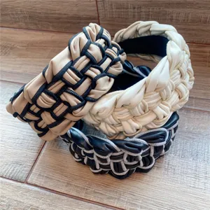 Vue détaillée du serre-tête large en cuir PU tressé, design entrelacé chic, accessoire élégant.