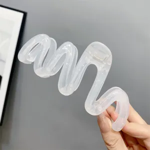Transparent jelly wave hair claw clip, large plastic styling hairpin for women daily chic hair.