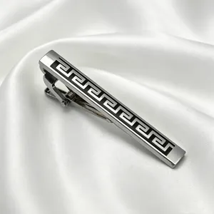 Pince à cravate argentée pour homme avec motif grec classique en émail noir détail.