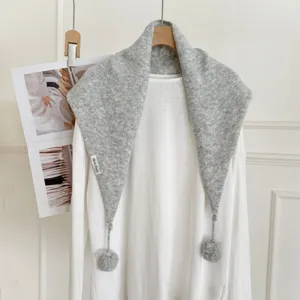 Écharpe triangulaire tricotée grise avec pompons pour femmes automne hiver châle chaud chic.