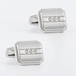 Boutons de manchette carrés argentés avec cristaux et bordure perlée pour costume homme