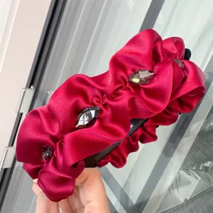 Roter Satin Haarreif mit Rüschen und dunklen Strasssteinen, eleganter Haarschmuck.