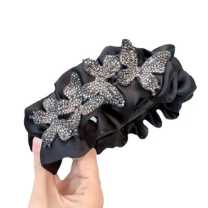 Schwarzer Satin Strass Schmetterling Haarreif, luxuriöses Kristall Haarschmuck für edlen Look.