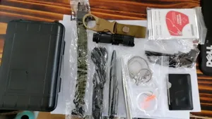 Σετ επιβίωσης 13 σε 1 SOS εξωτερικού χώρου πολυεργαλείο έκτακτης ανάγκης για κάμπινγκ.