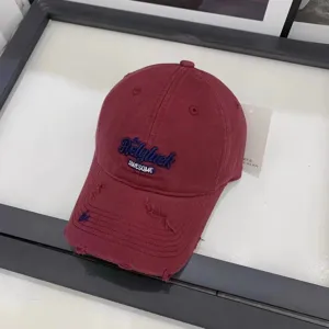 Gorra de béisbol burdeos desgastada clásica con bordado elegante para un estilo urbano y casual.