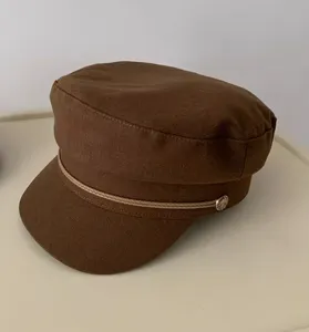 Stilvolle braune flache Top Mütze für Damen, Retro Militärhut mit Seil und Goldknopf.