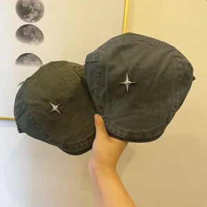 Trendige Schiebermütze mit Stern, atmungsaktive Sommer-Baske, stylischer Streetwear Hut.