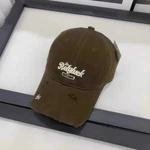Primer plano de gorra de béisbol desgastada con elegante bordado delantero y estructura firme.