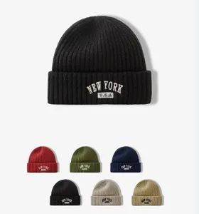 Vista detallada del gorro de punto de estilo coreano con bordado de Nueva York y varios colores.