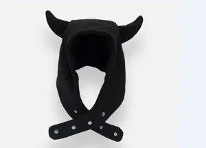 Gorro de trampero de felpa negra con cuernos de diablo y botones a presion para invierno.