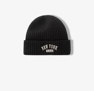 Gorro de punto negro para hombres y mujeres, moda de invierno cálida estilo urbano casual con letras.