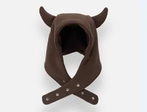 Primer plano detalle del gorro de invierno de felpa con cuernos de diablo lindo.
