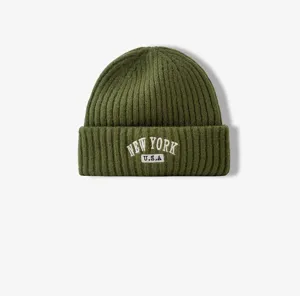 Gorro de punto verde para otoño invierno, gorro de lana streetwear elegante con bordado blanco.
