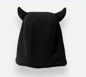 Gorro trampero invierno cálido cuernos diablo felpa negra detalle primer plano suave