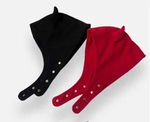 Vista detallada del gorro cálido orejas de diablo con botones a presión, negro y rojo