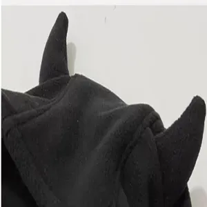 Gorro de felpa con cuernos de diablo negro de invierno calido gotico mujer detalle