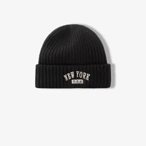 Gorro de punto acanalado negro sombrero cálido de invierno con bordado elegante New York.