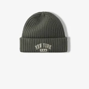 Gorro de punto de invierno unisex con elegante bordado de letras New York para streetwear.