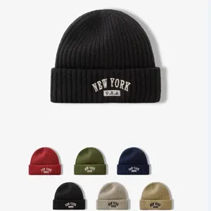 Gorro de punto casual elegante para hombres y mujeres, gorro de invierno cálido con bordado estilo.