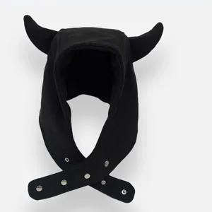Gorro de invierno de forro polar negro con cuernos de diablo, orejeras y botones a presión.