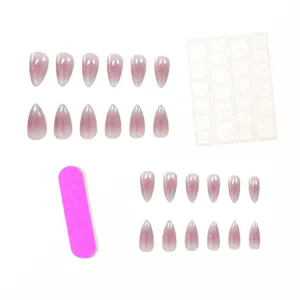 Primer plano detallado del conjunto de uñas postizas con efecto ojo de gato degradado.