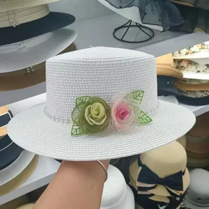 Weißer flacher Strohsonnenhut für Damen mit Perlen und Blumen für den Strand im Sommer.